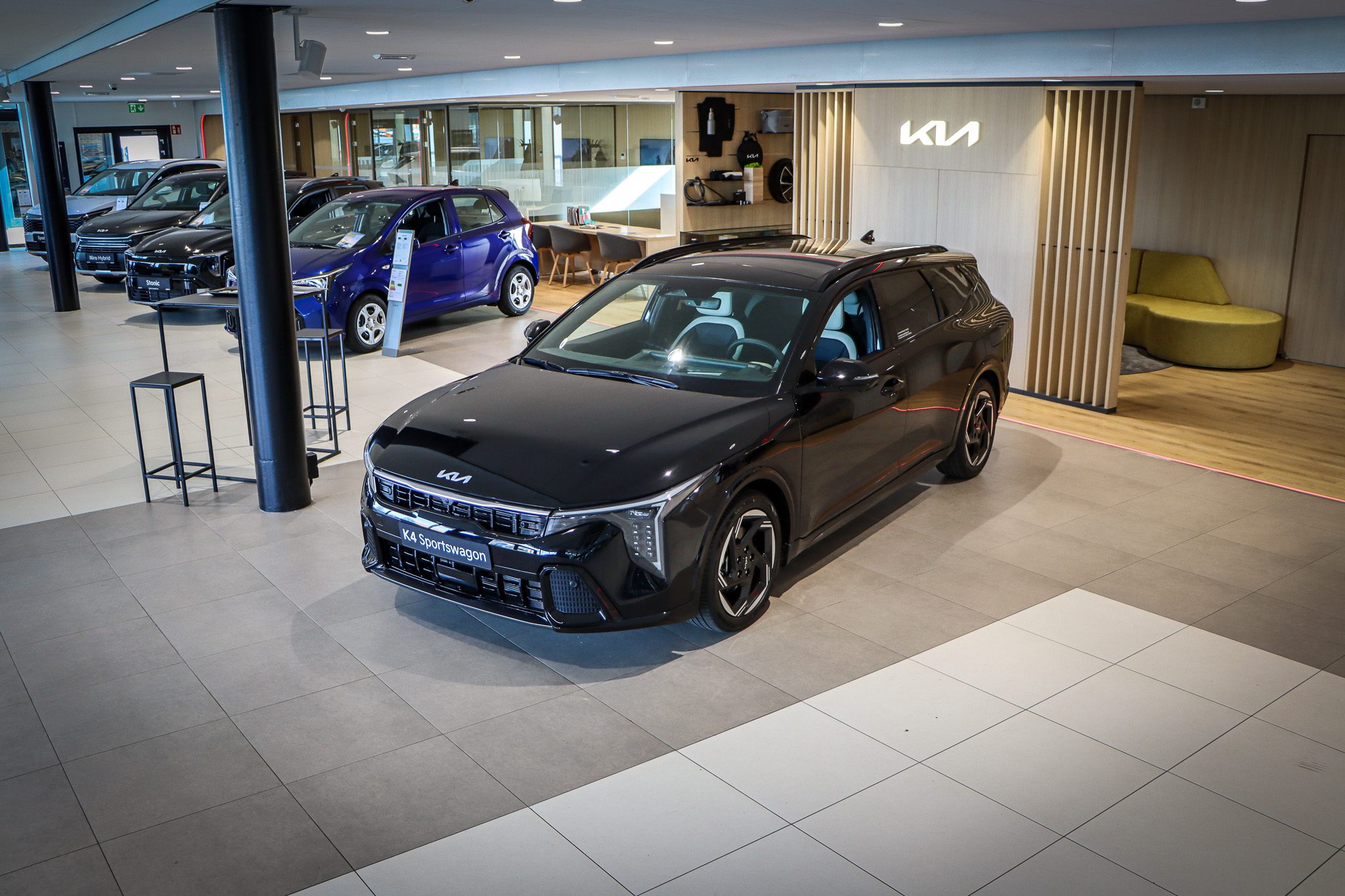 Kia K4 Sportswagon linksvoor bovenaanzicht