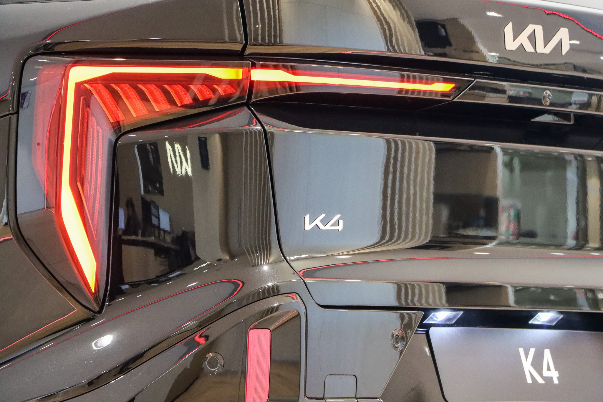 Kia K4 logo achterzijde