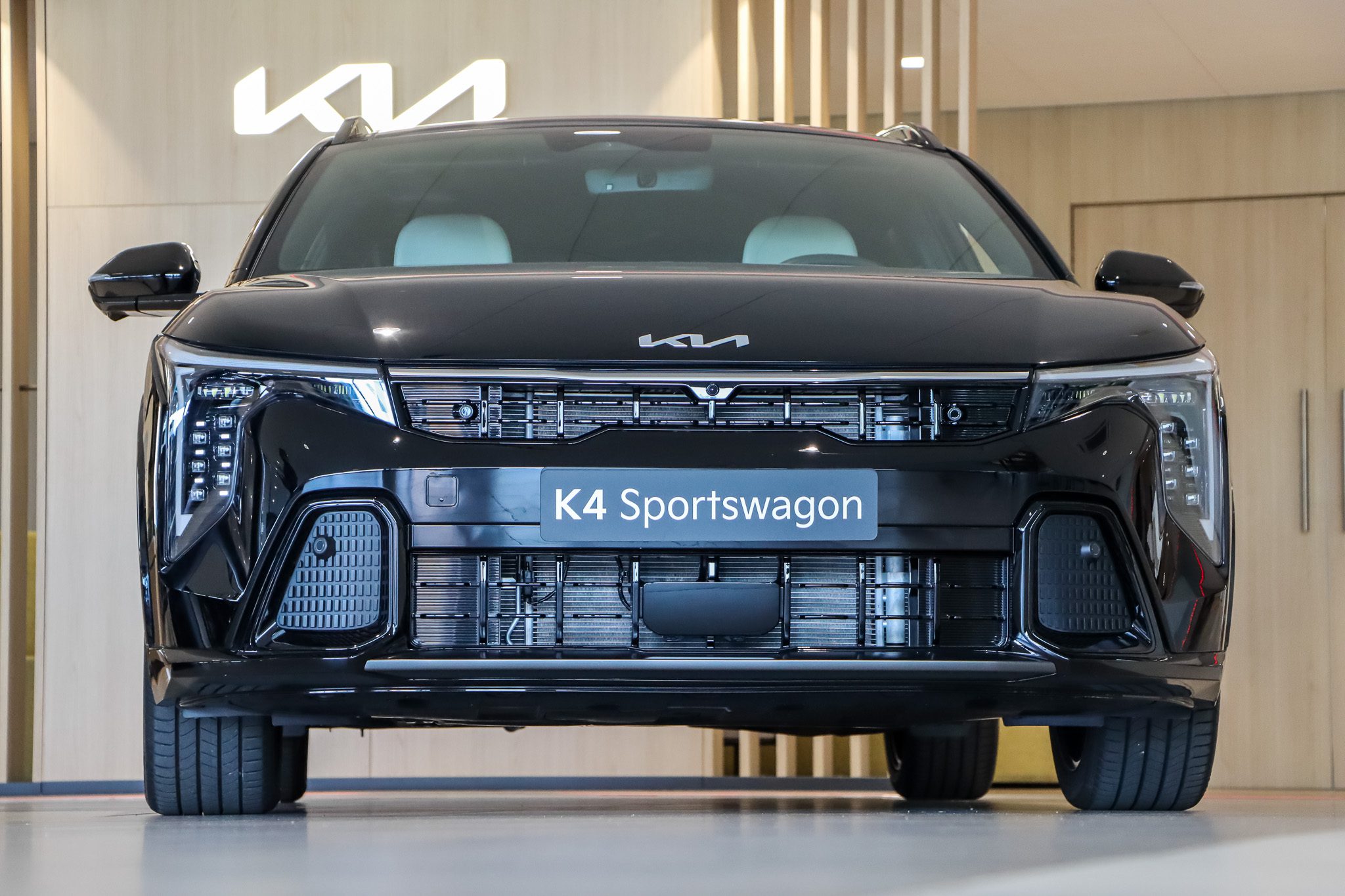 Kia K4 Sportswagon voorzijde laag standpunt