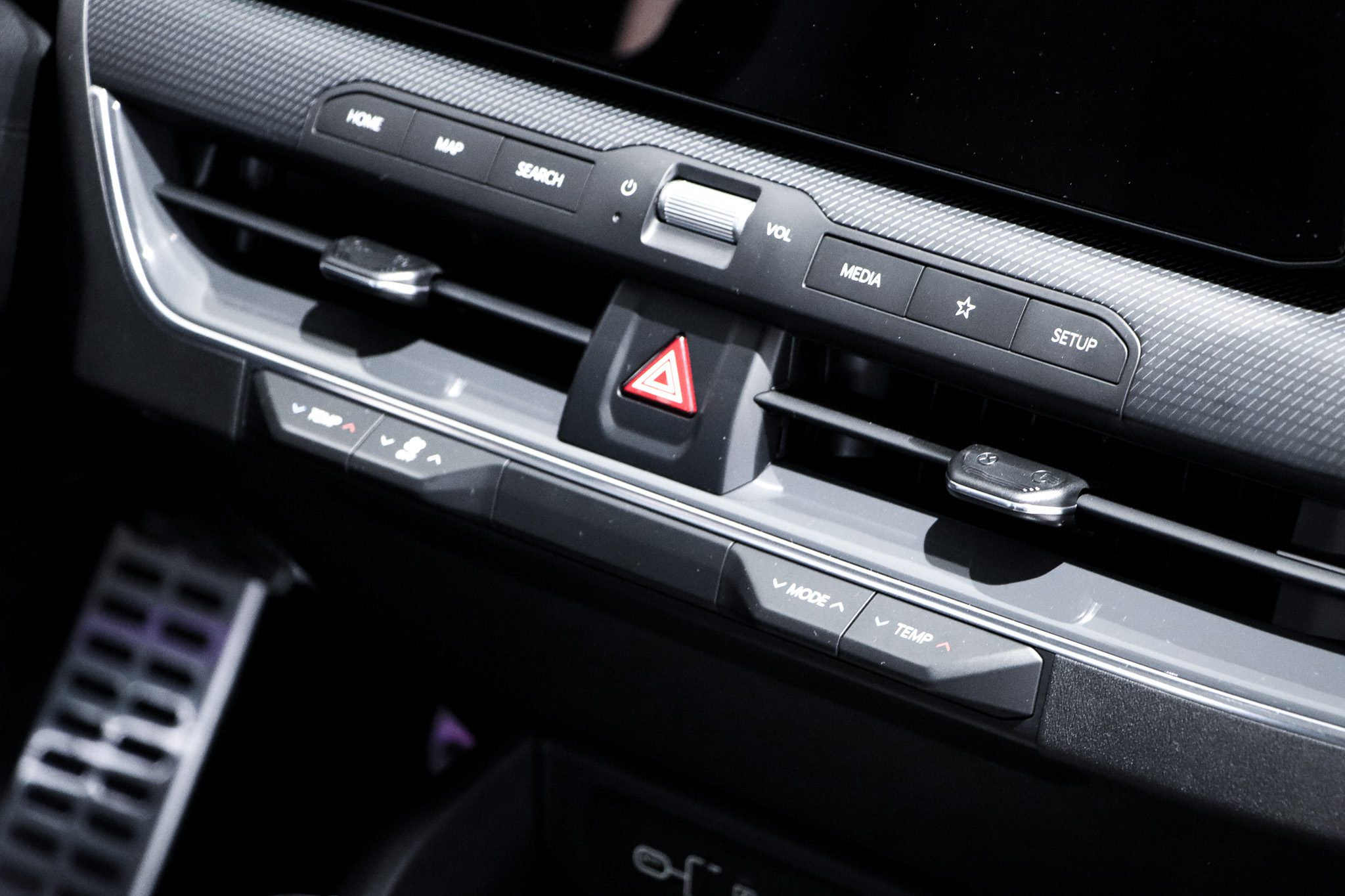 Kia K4 mediaknoppen onder infotainment