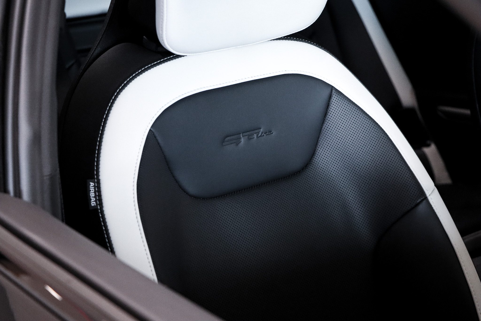 Kia K4 GT-logo op voorstoelen