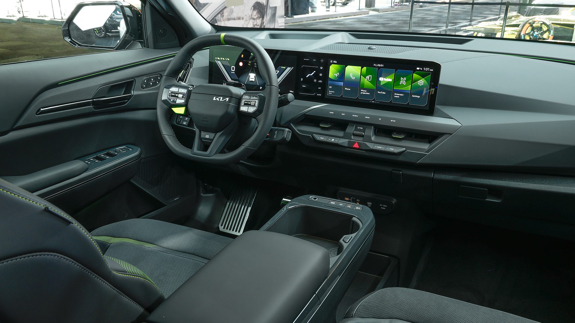 Interieur van de Kia EV5 GT met GT-stuurwiel en sportstoelen