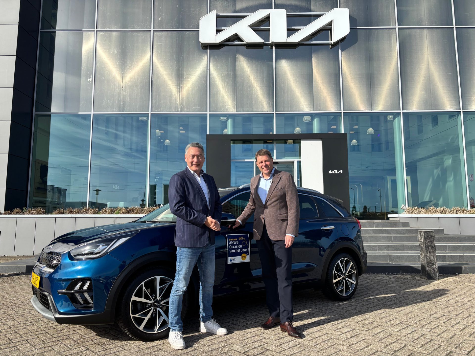 Uitreiking van de ANWB Occasion van het Jaar 2027 bij een Kia Niro
